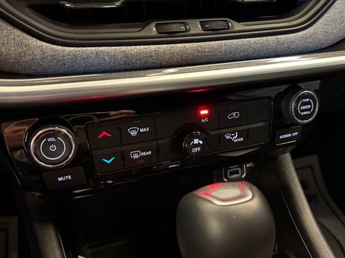 Used 2024 Jeep Compass Latitude image 14