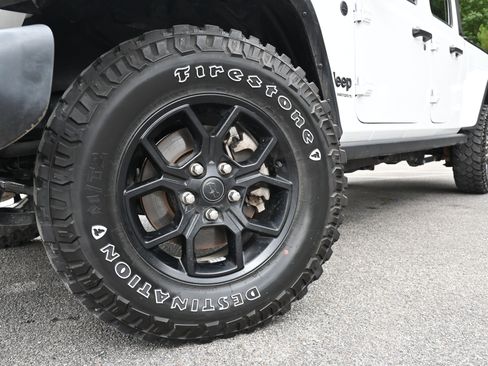 Used 2024 Jeep Gladiator Willys image 31