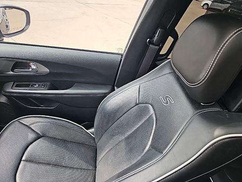 Used 2021 Chrysler Pacifica Limited w/ Uconnect Theater Family Group image 38