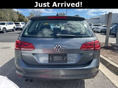 Used 2017 Volkswagen Golf S image 2