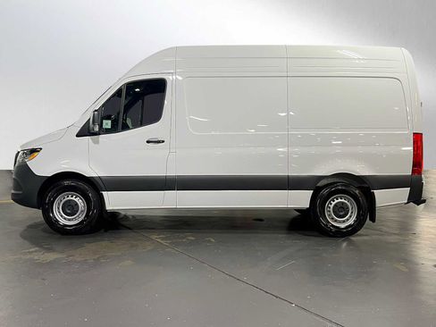 Used 2025 Mercedes-Benz Sprinter 2500 image 2