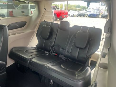 Used 2022 Chrysler Pacifica Touring-L FWD image 29
