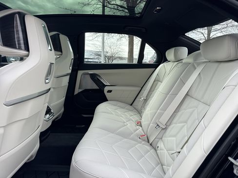 New 2026 BMW 750e xDrive image 11