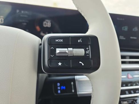 Used 2025 Hyundai Santa Fe SE FWD image 19