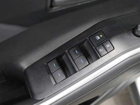 Used 2020 Toyota Highlander LE image 35