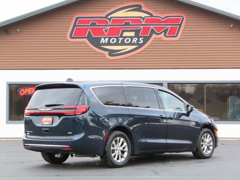 Used 2023 Chrysler Pacifica Touring-L image 5