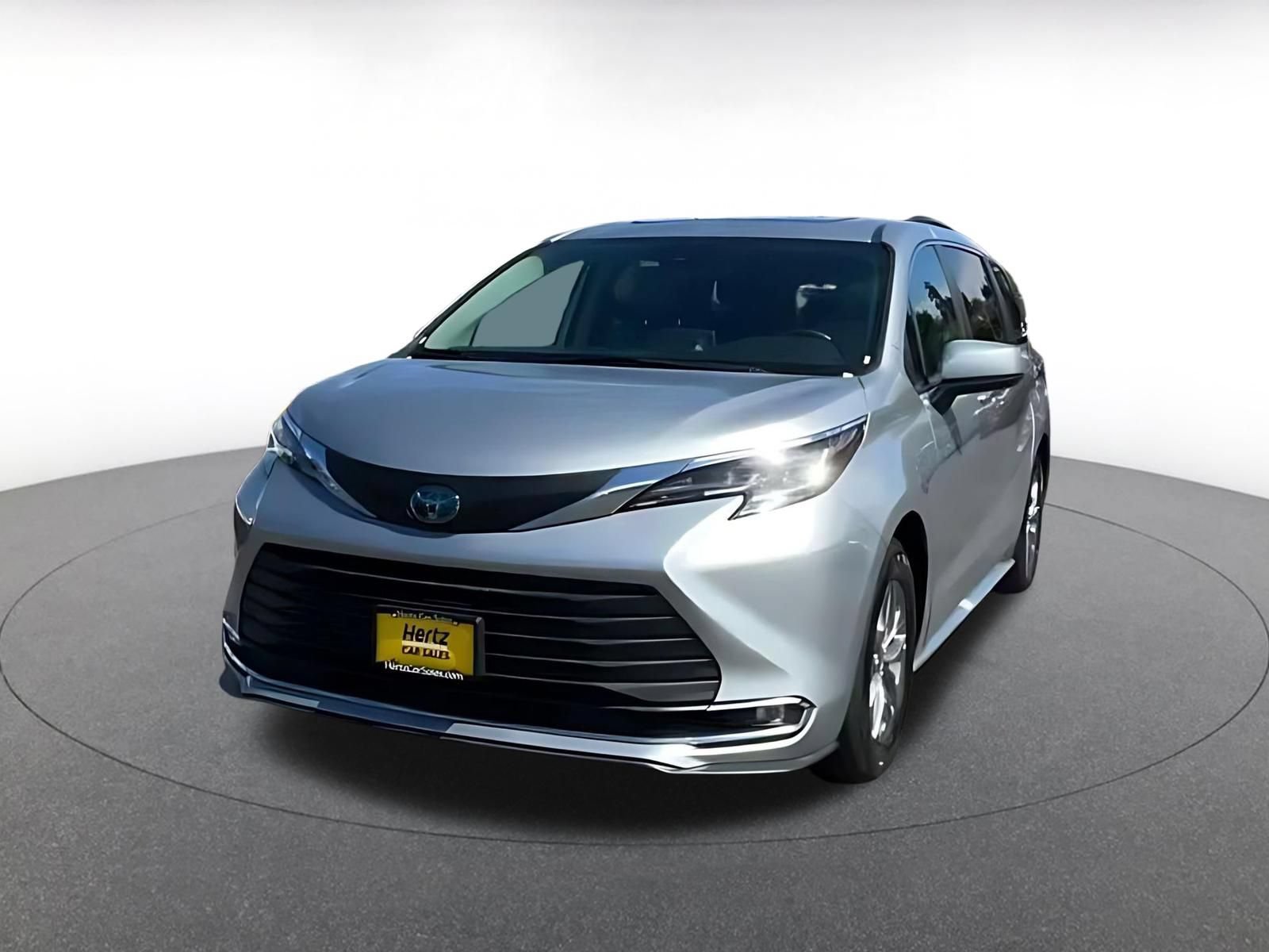 Used 2023 Toyota Sienna XLE FWD image 6