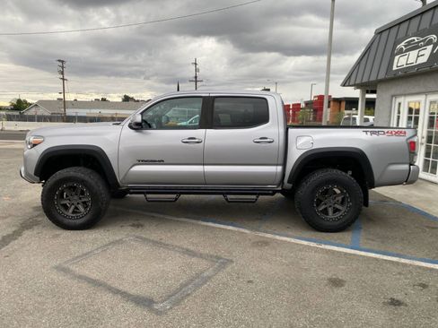 Used 2020 Toyota Tacoma TRD Off-Road image 4