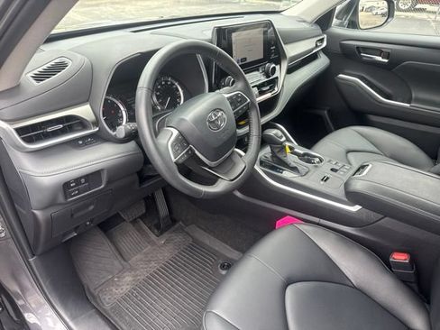 Used 2025 Toyota Highlander XLE FWD image 24