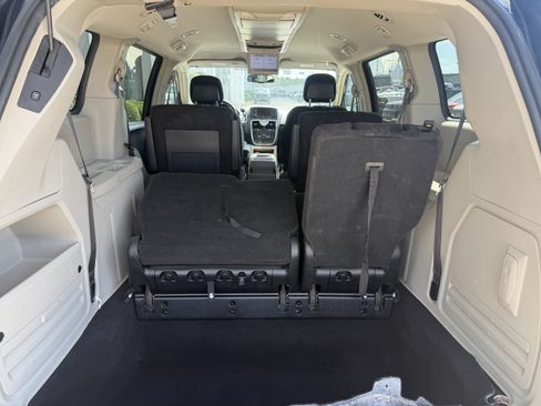 Used 2012 Chrysler Town & Country Touring w/ Entertainment Group #1 FWD image 11
