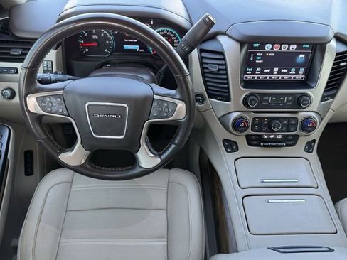 Used 2020 GMC Yukon XL Denali w/ Denali Premium Package image 10