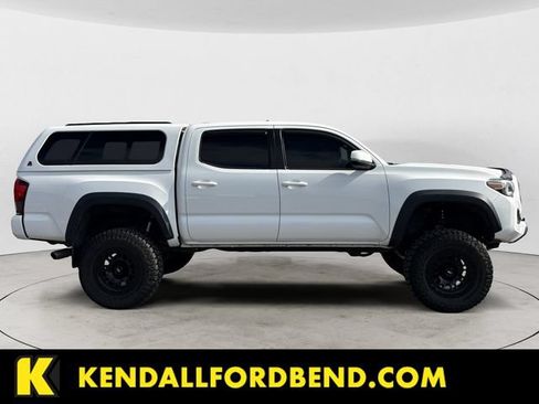 Used 2019 Toyota Tacoma TRD Off-Road w/ Technology Package AWD/4WD image 4