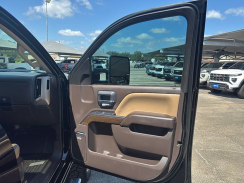 Used 2018 GMC Sierra 2500 Denali w/ Duramax Plus Package AWD/4WD image 16