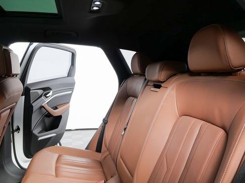 Used 2024 Audi Q8 e-tron Premium Plus image 17