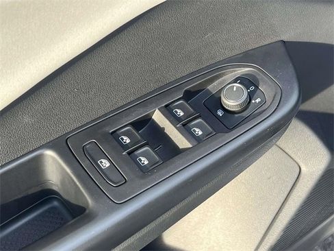 Used 2025 Volkswagen Taos SE image 18