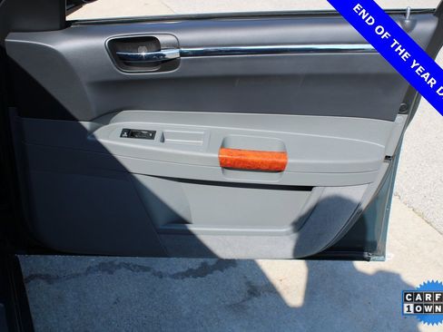 Used 2005 Chrysler 300 C w/ Navigation & Sound Group II image 22