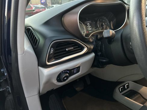 Used 2018 Chrysler Pacifica Touring Plus image 8