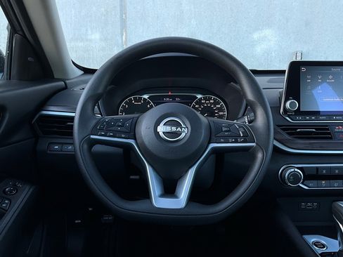 Used 2025 Nissan Altima 2.5 SV image 31