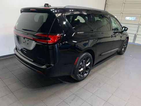 New 2026 Chrysler Pacifica Limited image 3