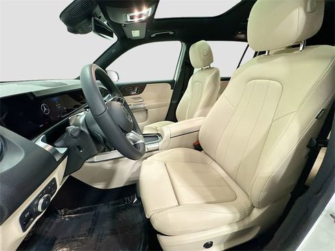 Certified 2025 Mercedes-Benz GLB 250 4MATIC image 21