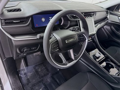 Used 2023 Jeep Grand Cherokee Laredo image 18