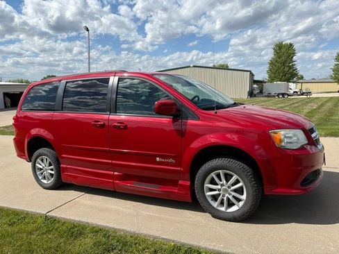 Used 2014 Dodge Grand Caravan SXT FWD image 3