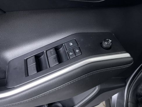 Used 2020 Toyota Highlander XLE AWD/4WD image 11