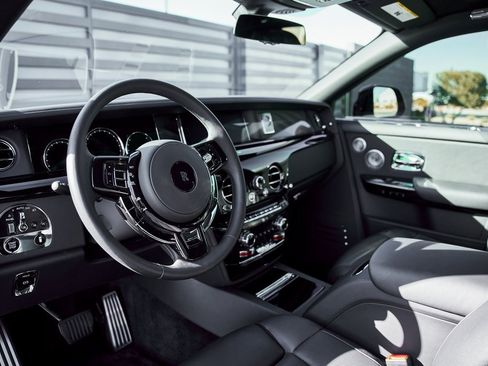 Used 2024 Rolls-Royce Phantom Sedan image 2