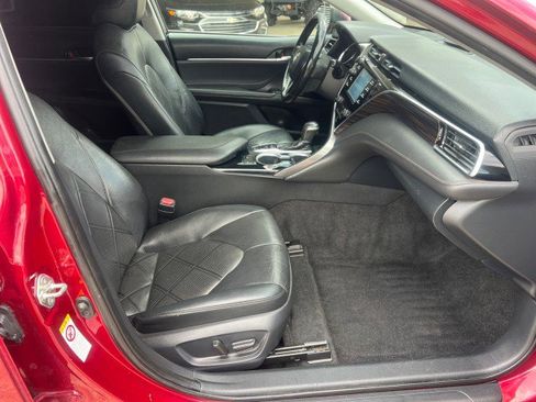 Used 2018 Toyota Camry XLE image 22