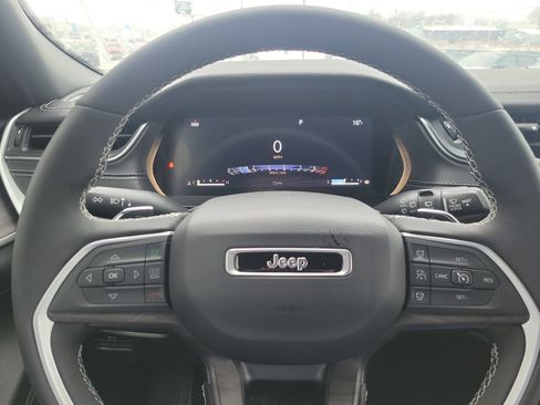 Used 2024 Jeep Grand Cherokee Limited image 10