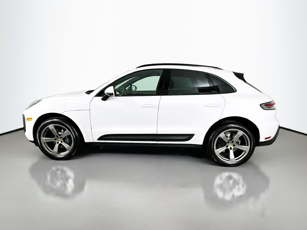 Certified 2025 Porsche Macan AWD/4WD image 2