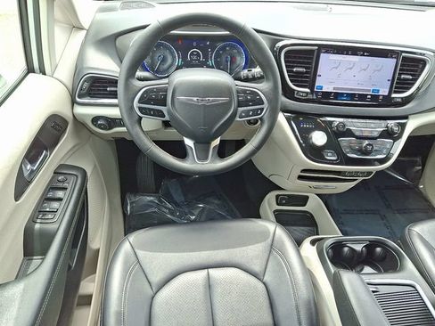 Used 2024 Chrysler Pacifica Touring-L FWD image 11