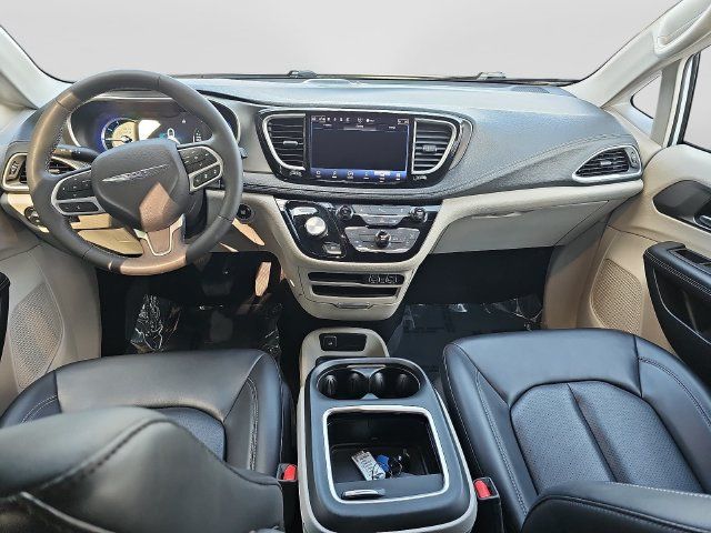 Used 2023 Chrysler Pacifica Touring-L FWD image 11