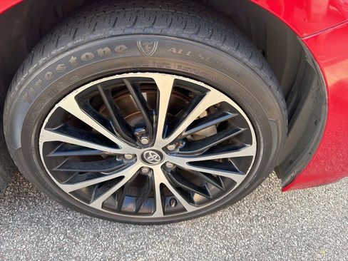 Used 2019 Toyota Camry SE image 4