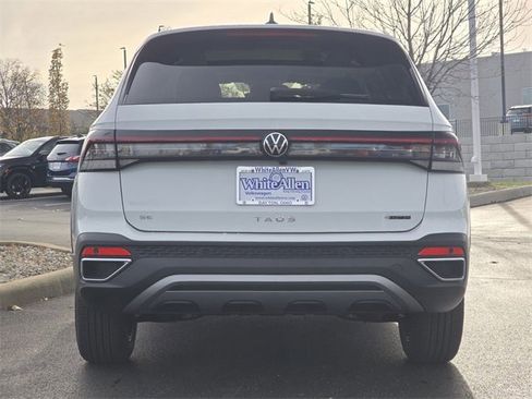 New 2026 Volkswagen Taos SE image 10