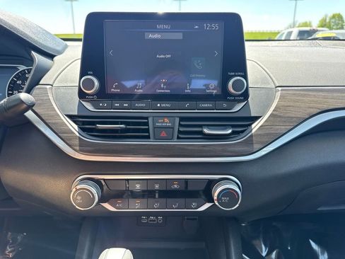 Used 2025 Nissan Altima 2.5 SV FWD image 3
