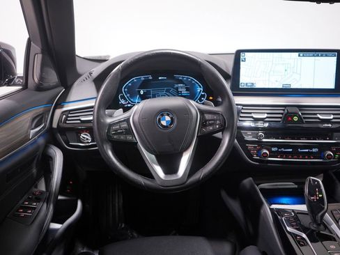 Used 2023 BMW 530e w/ Premium Package image 11
