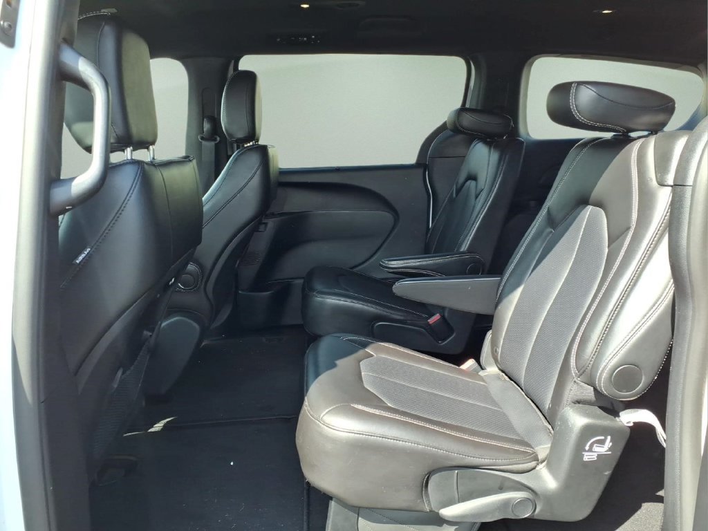 Used 2025 Chrysler Pacifica Select FWD image 5