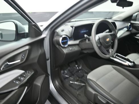 Used 2025 Chevrolet Trax LT FWD image 10
