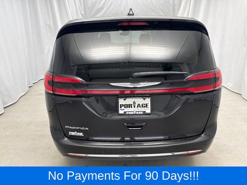 Used 2024 Chrysler Pacifica Touring-L FWD image 3