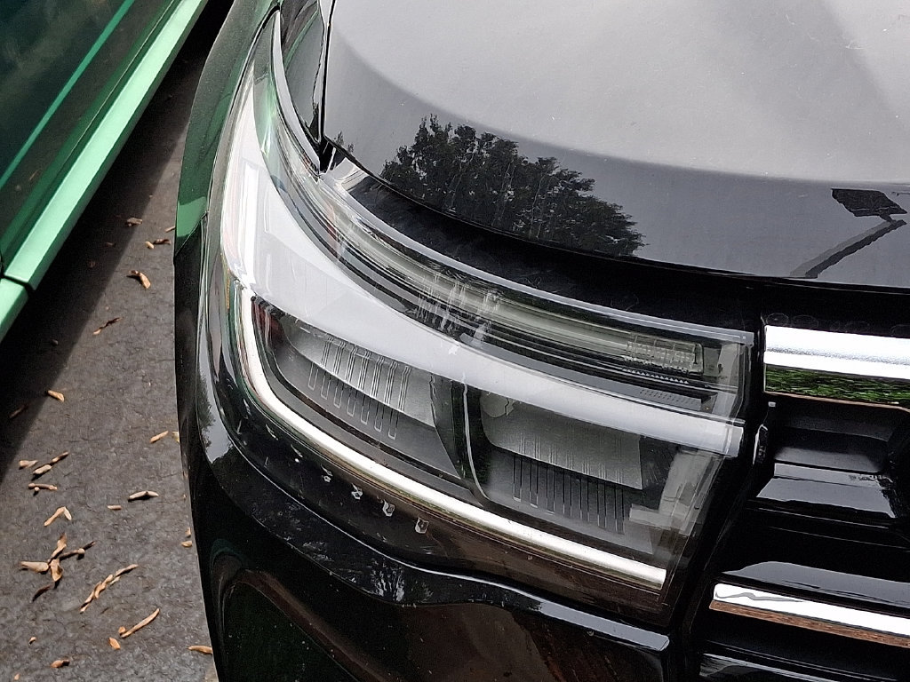 Used 2026 Ford Explorer Active RWD image 3