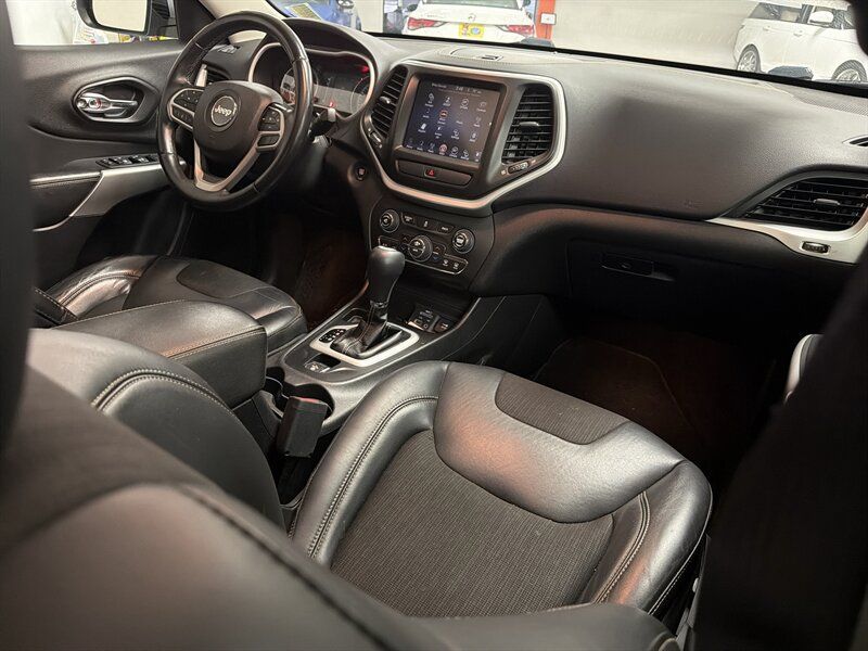 Used 2018 Jeep Cherokee Latitude Plus w/ Comfort/Convenience Group FWD image 44