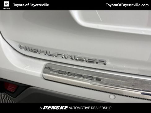 Used 2023 Toyota Highlander Platinum FWD image 3