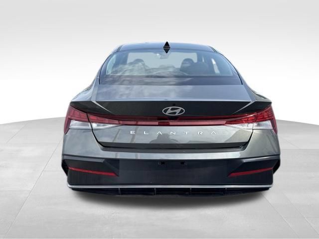 Used 2025 Hyundai Elantra SEL FWD image 7