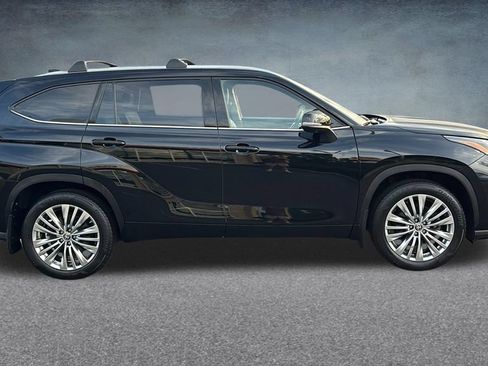 Used 2024 Toyota Highlander Platinum AWD/4WD image 31