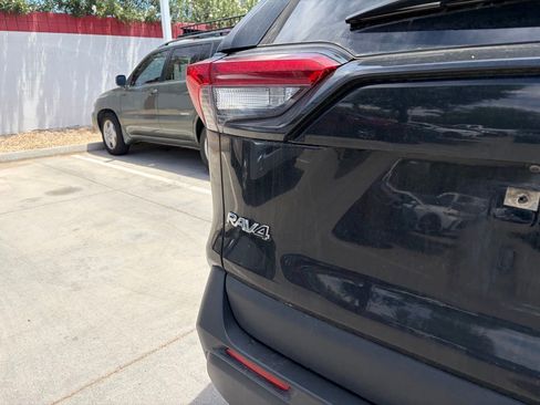 Used 2019 Toyota RAV4 XLE Premium FWD image 5