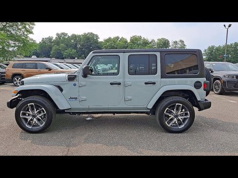 Used 2024 Jeep Wrangler Unlimited w/ Convenience Group AWD/4WD image 5