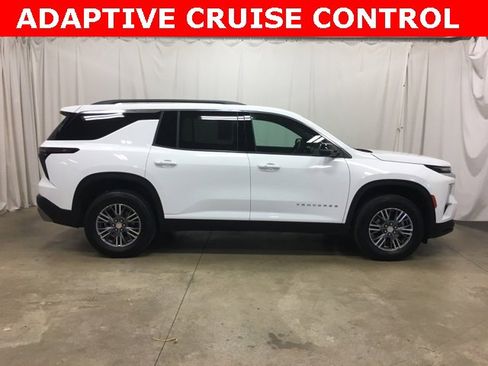 Used 2025 Chevrolet Traverse LT image 2