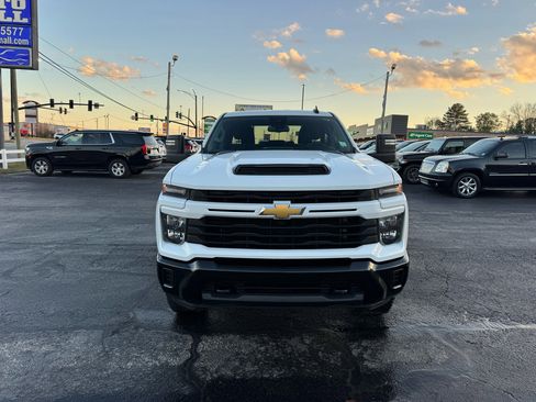 Used 2024 Chevrolet Silverado 2500 Custom w/ Custom Value Package image 3