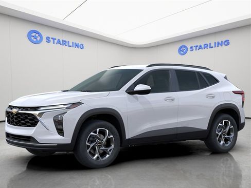 Used 2024 Chevrolet Trax LT w/ Driver Confidence Package image 2